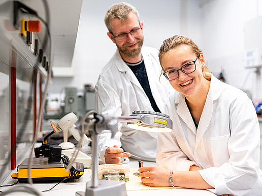 Studying mechanical engineering: Two students in the lab