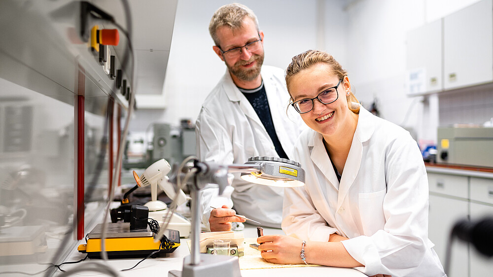 Maschinenwesen studieren: Zwei Studierende im Labor