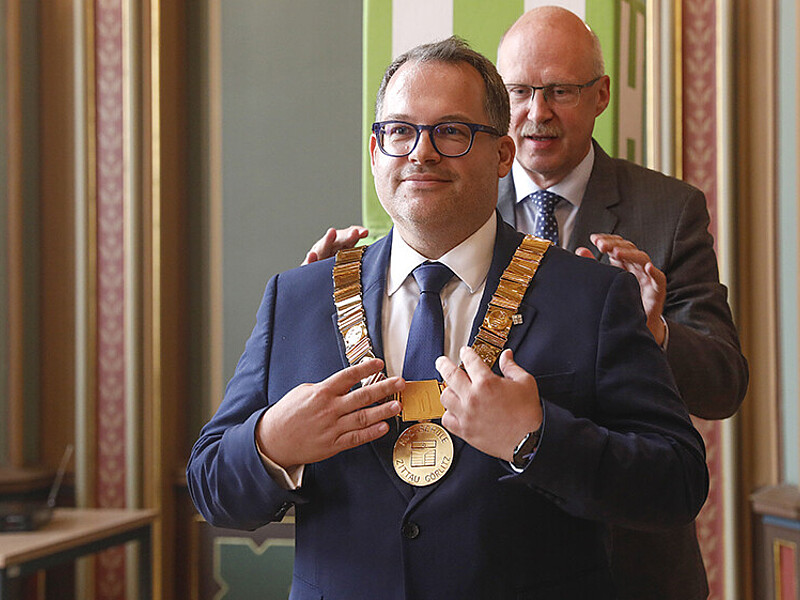 Prof. Drossel hängt Prof. Kratzsch die Amtskette im Bürgersaal um.