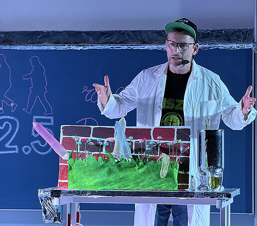 Matthias Jeschke conducts an experiment on stage.