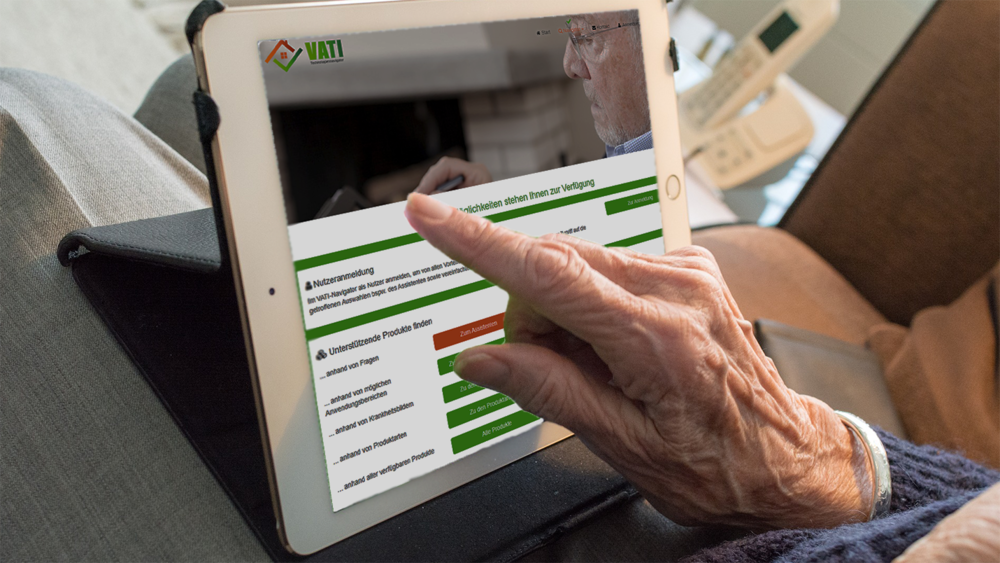 Die Hand eines älteren Menschen fährt über den Bildschirm eines Tablets, um sich über Assistenztechnologie in der häuslichen Pflege zu informieren.