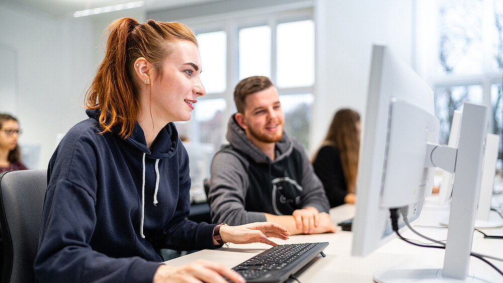 Studieninteressierte vor Bildschirm