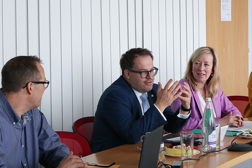 Representatives of the HSZG sit at the table and discuss.