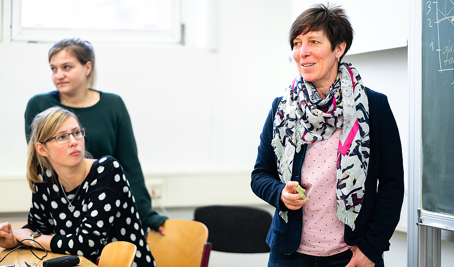 Foto: Tobias Ritz für HSZG Prof. Jana Brauweiler und Studierende im Unterricht.