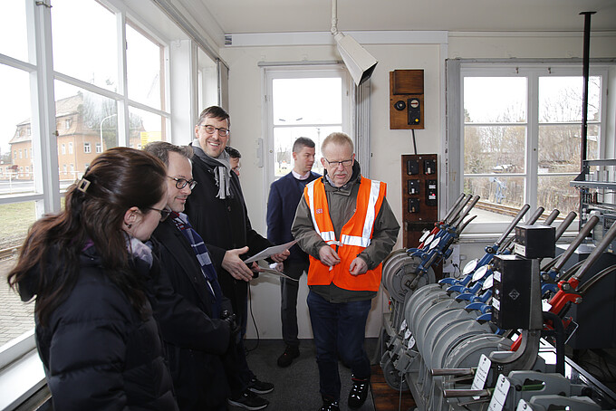 Volker Brade explains the principle of setting the course to the visiting UAS Erfurt and the Rector.