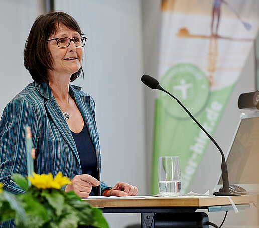 Prof. Dr. Renate Heese at the lectern in the lecture hall.