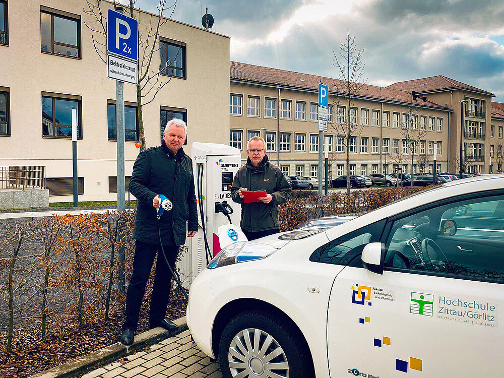  Prof. Haim und Volker Brade vor einer Ladesäule