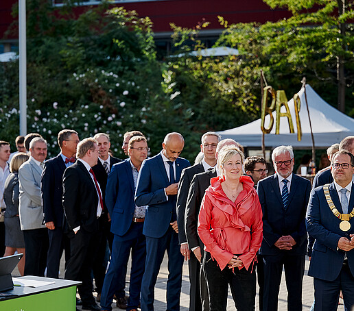 Der Senat nähert sich dem Festzelt.