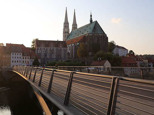 Die 2004 neu gebaute Görlitzer Altstadtbrücke zwischen Görlitz auf deutscher und Zgorzelec auf polnischer Seite ist ein Symbol für ein zusammenwachsendes Europa