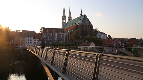 Die 2004 neu gebaute Görlitzer Altstadtbrücke zwischen Görlitz auf deutscher und Zgorzelec auf polnischer Seite ist ein Symbol für ein zusammenwachsendes Europa