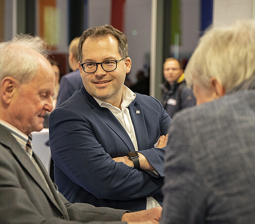 Former Rector Prof. Hampel (left) in conversation with Rector Prof. Dr.-Ing. Alexander Kratzsch