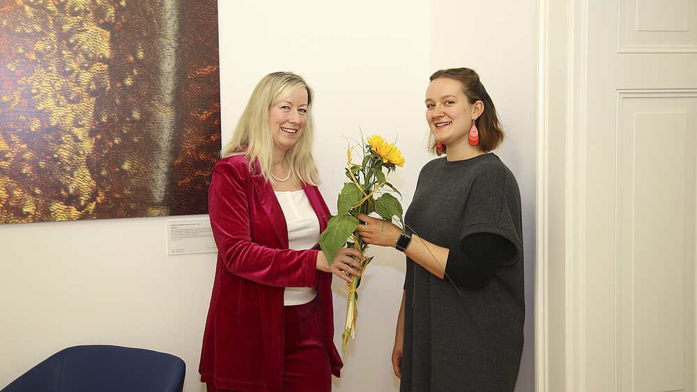 Deborah Halang bekommt von Prorektorin Sophia Keil eine Blume überreicht.