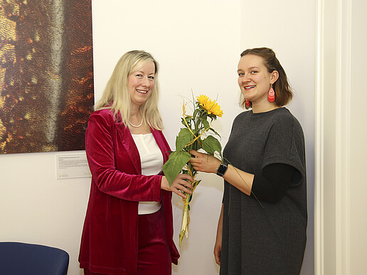Deborah Halang receives a flower from Vice Rector Sophia Keil.