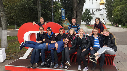 Sind deutsche Studierende langweilig? Kleines Gruppenfoto bei einem Stadtrundgang