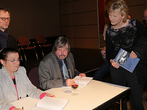 Prof. Tomlow presented a new book on the history of the Grenzlandtheater Zittau at the GHT Zittau