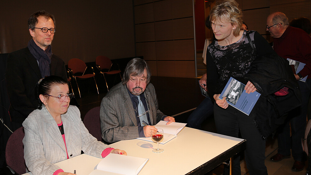 Prof. Tomlow presented a new book on the history of the Grenzlandtheater Zittau at the GHT Zittau