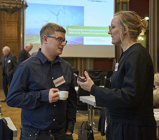 Zwei Gäste unterhalten sich.
