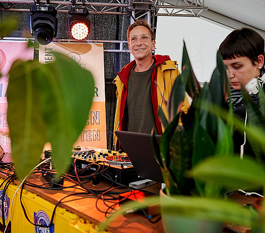 Die DJs Martinus und Juja auf der Bühne.
