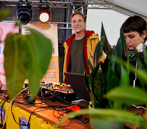 DJs Martinus and Juja on stage.