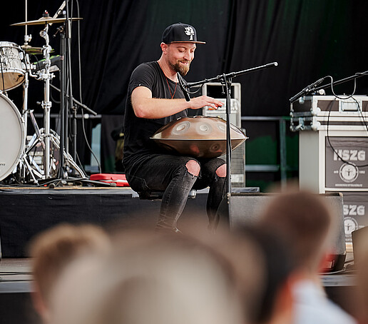 Cti Hang aus Tschechien spielte Hang Drums.