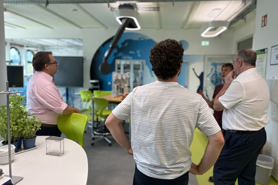 Presentation of the DLR_School_Lab by Dr. Thomas Fester and Christian Tiller.