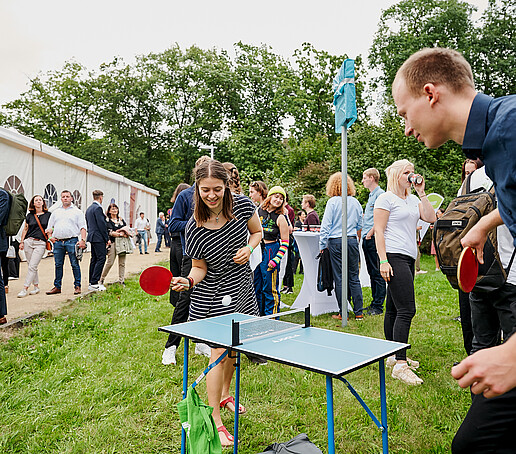 Zwei Studierende spielen Tischtennis.