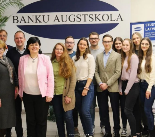 Gruppenbild von Studierenden und Mitarbeitenden aus Riga