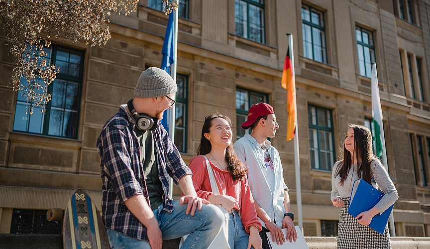 Internationale Studierende vor Lehrgebäude in Görlitz