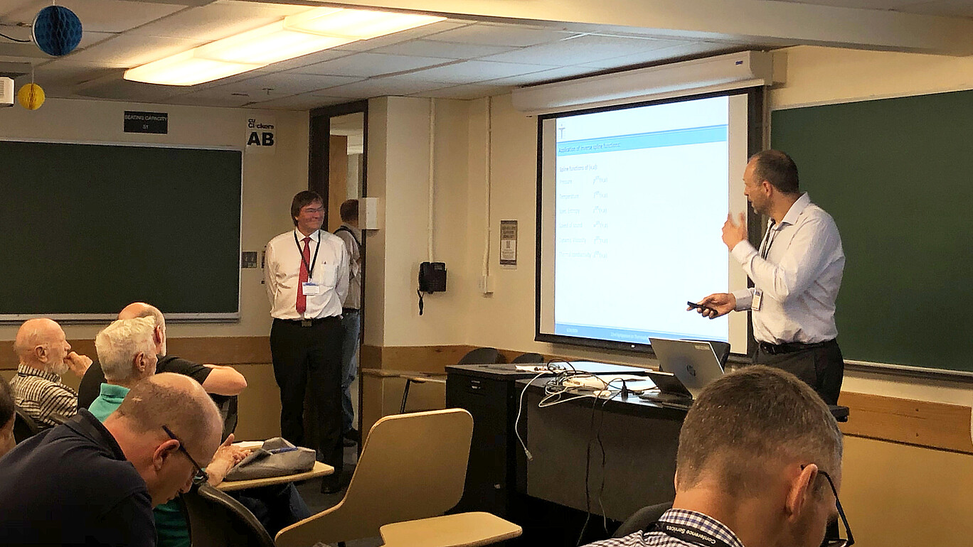 Prof. Kretzschmar and Prof. Kunick give a presentation in a lecture hall.