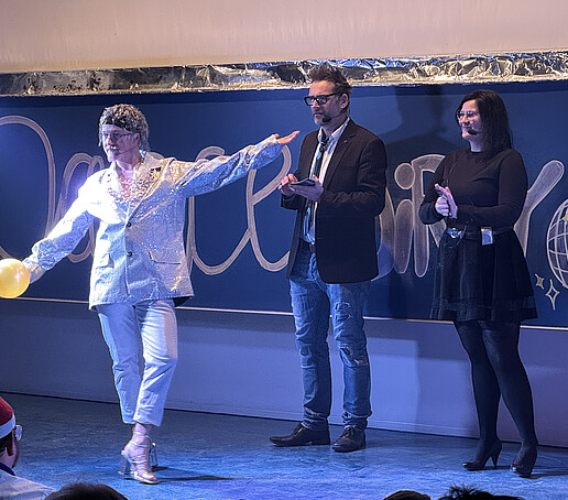 The juror Jorge and two show hosts on stage.
