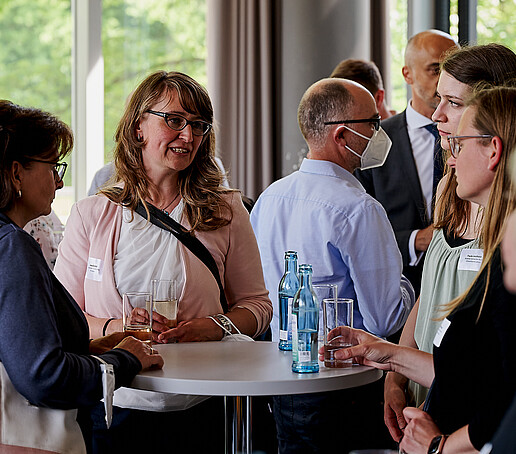 Eine Gruppe Frauen beim Get Together in der Aula.