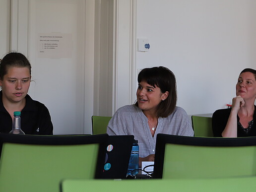 Three participants at the first meeting of the Center for Gender Equality, Inclusion, Women's and Diversity Studies sit and discuss at the table in the Senate Hall of the HSZG.