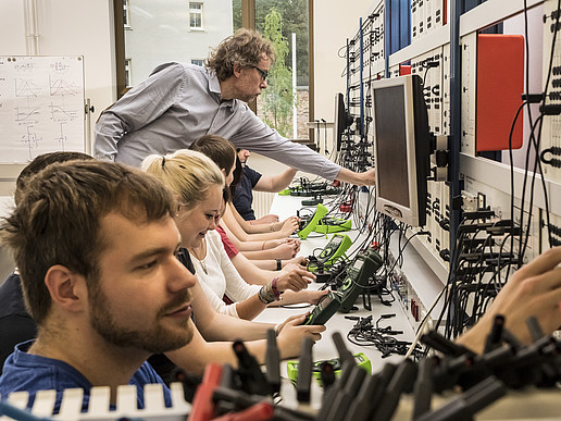 Im Elektrotechnik-Grundlagenlabor; Foto: Peter Hennig.