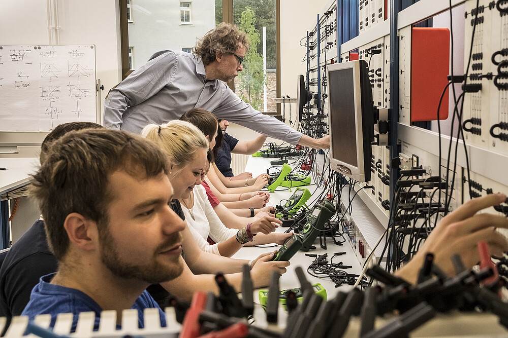 Im Elektrotechnik-Grundlagenlabor; Foto: Peter Hennig.