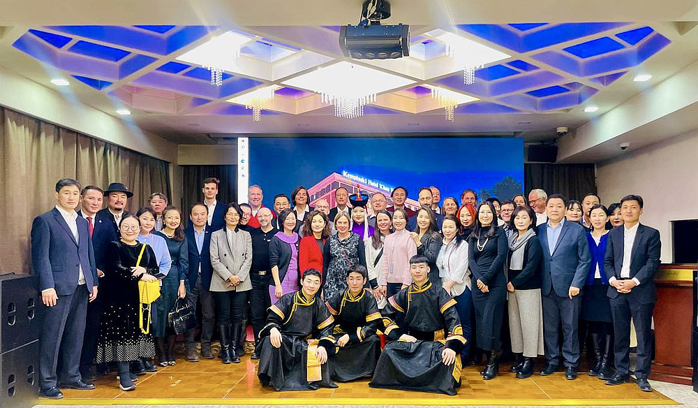 Vertreter und Organisatoren aus Sachsen und der Mongolei beim gemeinsamen Fototermin der sächsischen Bildungs- und Wissenschaftstage in Ulaanbaatar.