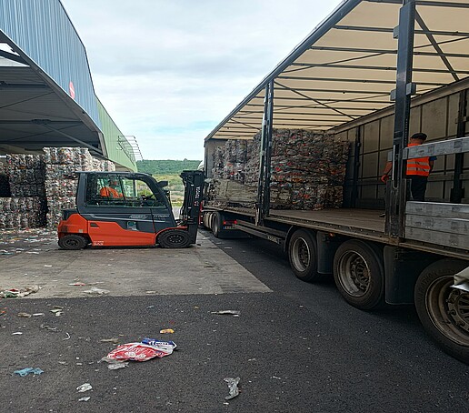 Transport of the bales to the recycler