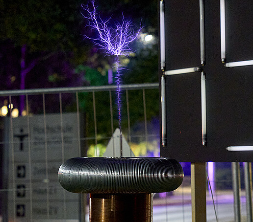 The HSZG logo shines brightly, a purple flash can be seen in the foreground.