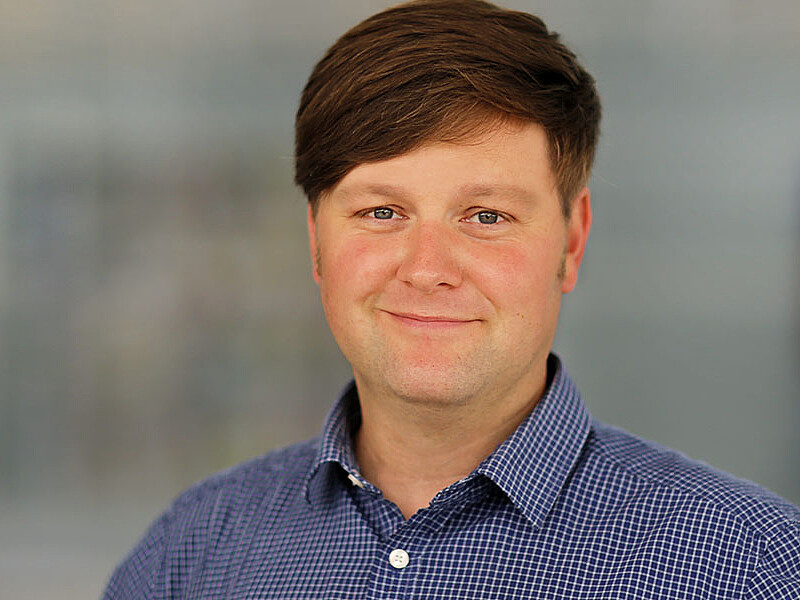 Daniel Winkler lächelt in die Kamera.