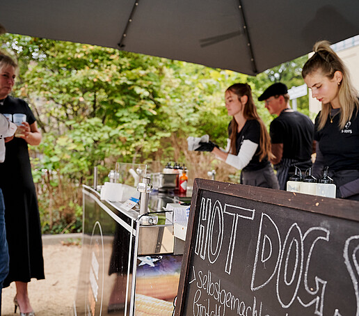 Gäste am Hot-Dog-Stand