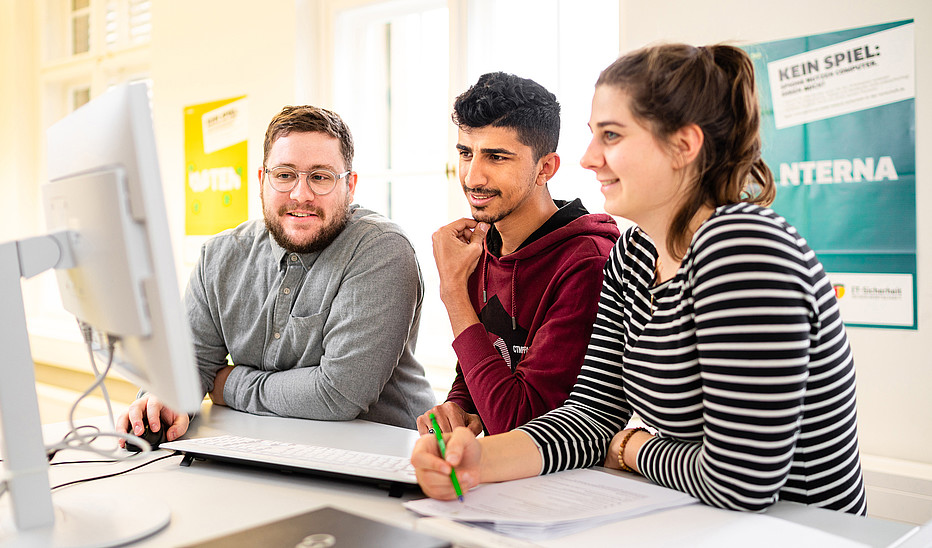 Foto: Tobias Ritz, HSZG Studierende schauen auf einen PC-Bildschirm.