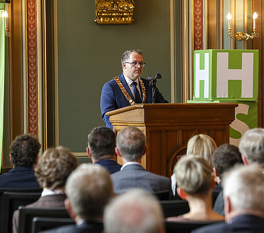 Rector Kratzsch holds his inaugural speech for the second term of office at the lectern.