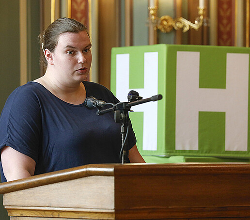 Miriam Meyer from the Student Council gives a speech at the lectern.