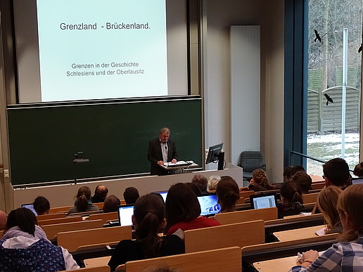 Circa 40 Zuhörerinnen und Zuhörer verfolgten seine Ausführungen zum Thema „Grenzland – Brückenland“.