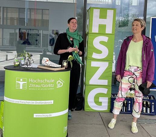 Ines Hirt (SVZ, Energy Management and Climate Protection, right) and Ulrike Bobek (HSZG, Environmental Coordinator, left) at the award ceremony
