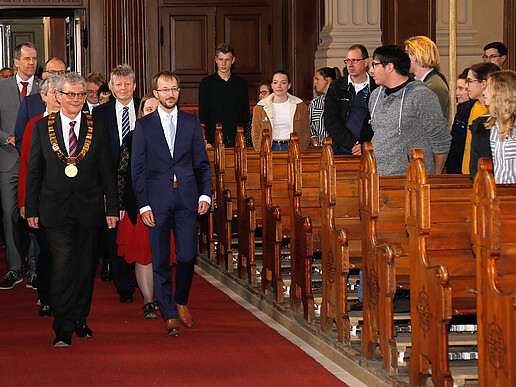 Der Senat zieht in die Kirche ein.