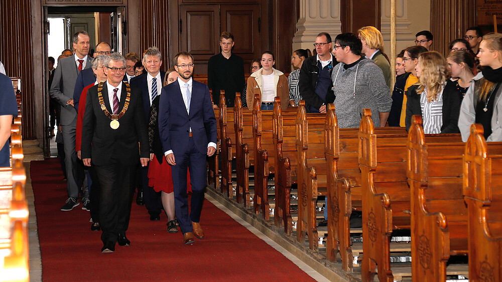 Der Senat zieht in die Kirche ein.