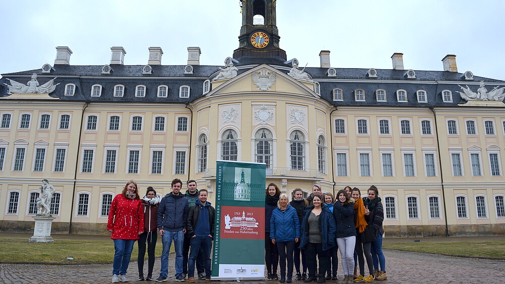 The HSZG student project group in front of Hubertusburg Castle in Wermsdorf