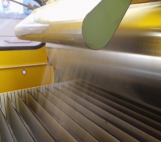 The photo shows the sorting of a plastic-sand mixture using a corona roller cutter (KWS)