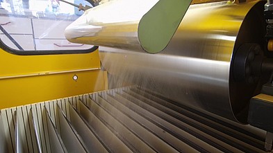 Das Foto zeigt die Sortierung eines Kunststoff-Sand-Gemisches mittels Korona-Walzen-Schneider (KWS) 