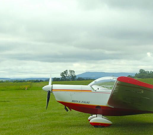Ein Ultraleichtflugzeug auf der Startbahn.